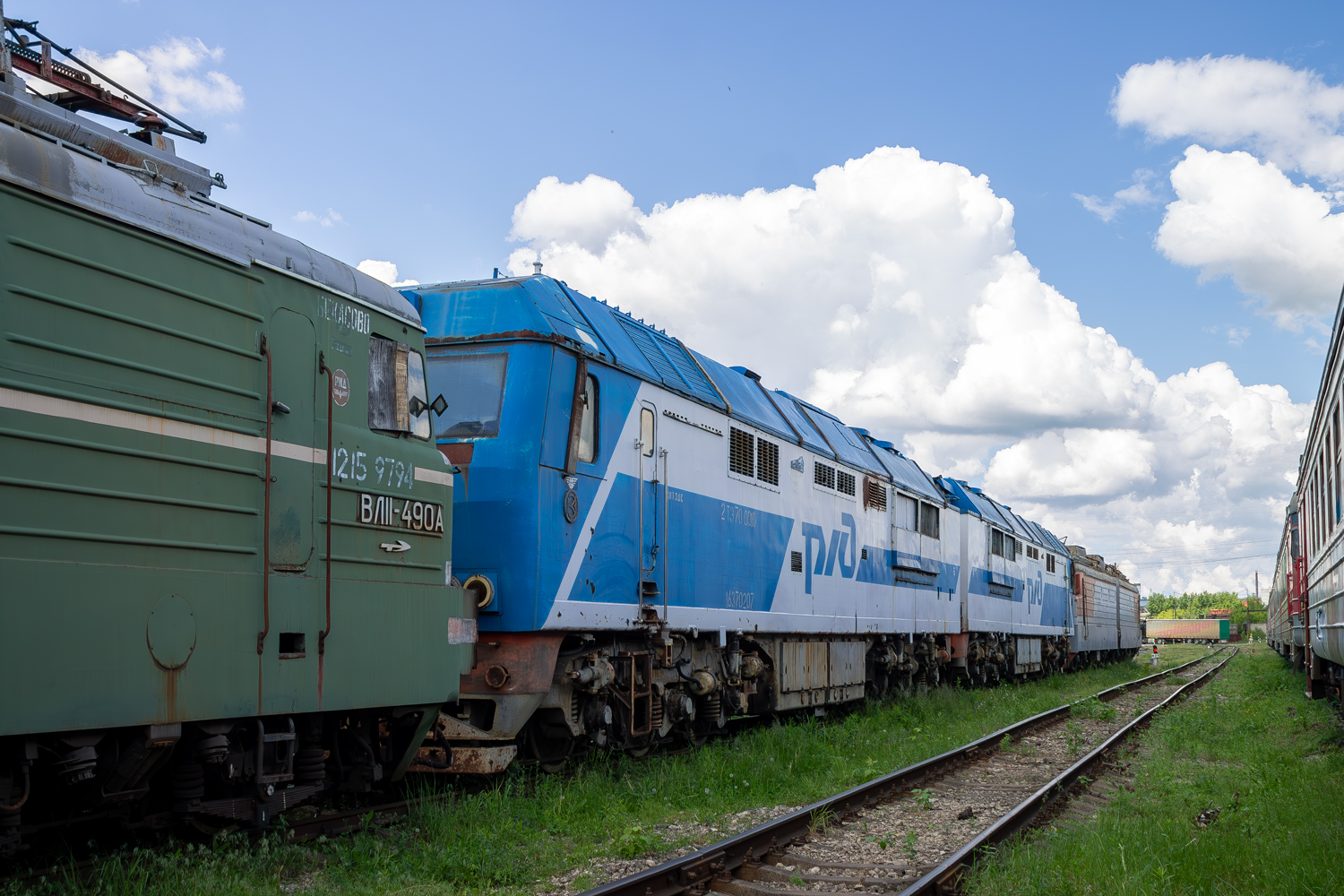 ВЛ11-490; 2ТЭ70-010; ВЛ10У-681